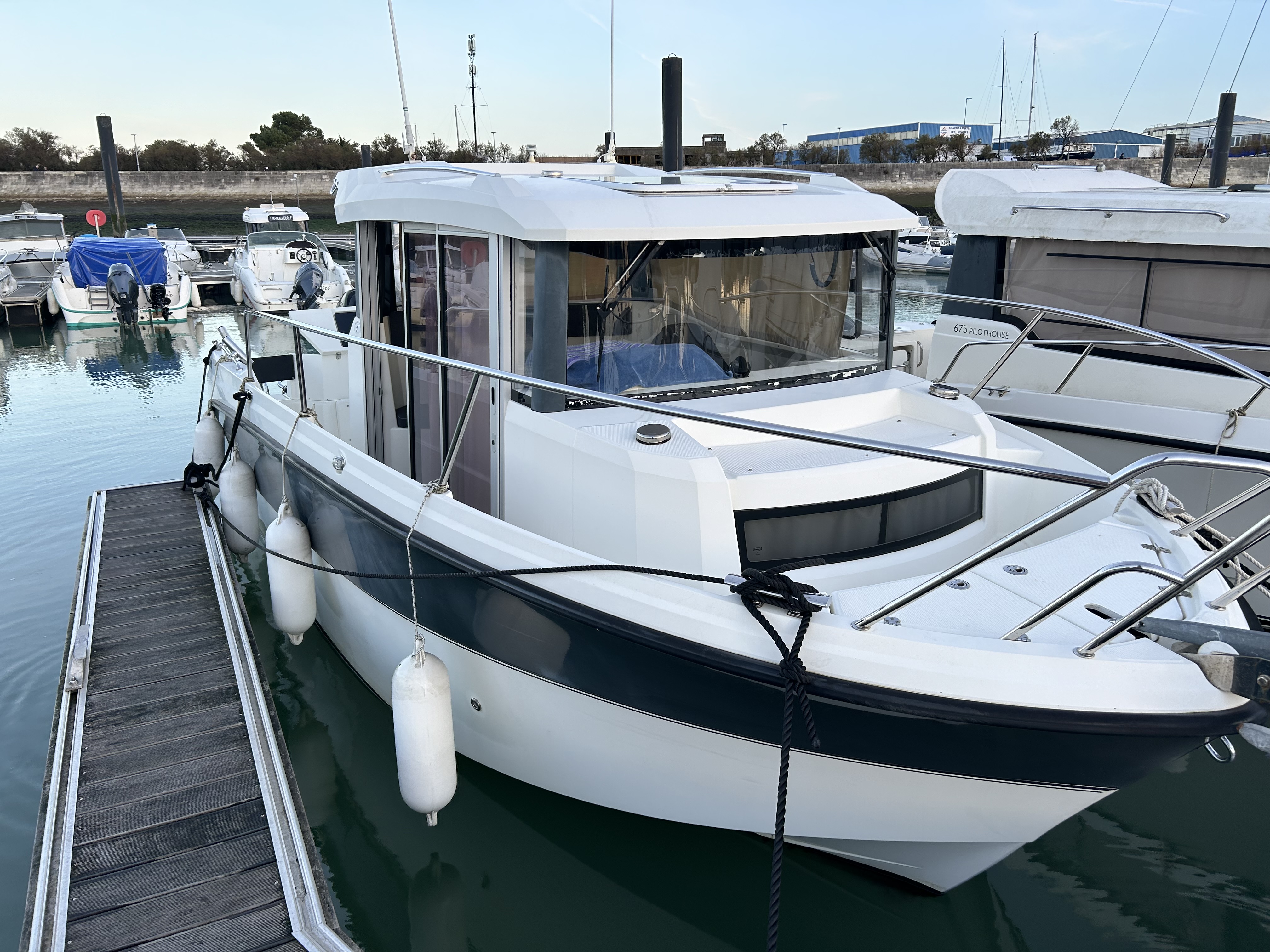 Parker 800 Pilothouse